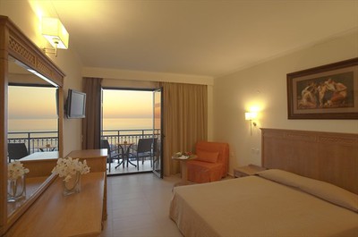 http://www.zoover.se/grekland/kreta/rethymnon/atlantis-beach/hotell/foton#tabs
