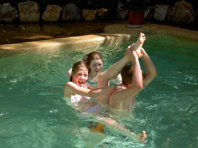 syskonen i poolen :)