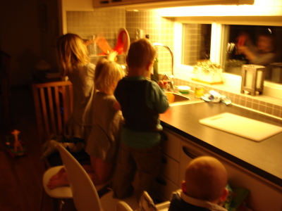Kusinerna hjälper till i köket