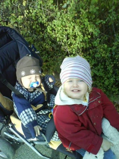 Matilda och Oliver på promenad :)