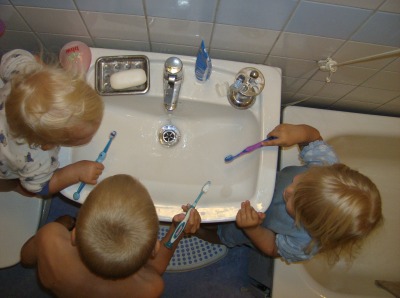 Barnen borstar tänderna