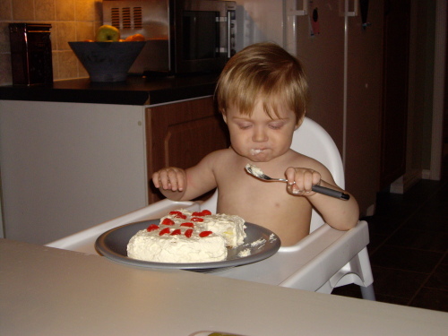 mumsar tårta! och vips kunde han äta med skeden själv :)