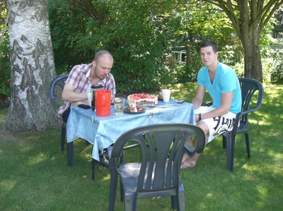 Tårtkalas i trädgården med Andreas och Crisse