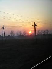 Från tåget över vitryskt landskap i solnedgång...