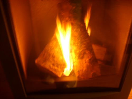 Idag är det första gången vi eldar i vår kamin. 2 oktober 2010 :)