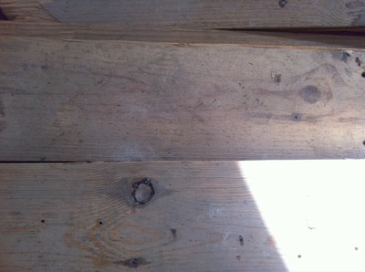 Plank som legat under badrummets gjutna platta
