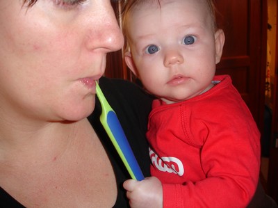 hjälper mamma med tandborstningen
