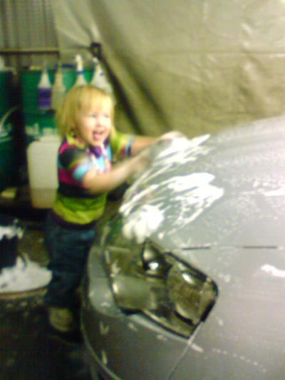 Becca tvättar bilen