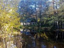 Ett hus, e sjö, en spegelbild i karlshamn vid långasjönäs (tärnö naturreservat)
