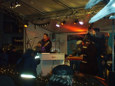 De nyblivna dansbandsmästarna i The Playtones spelar på torget i Ronneby - i tolv minusgrader.