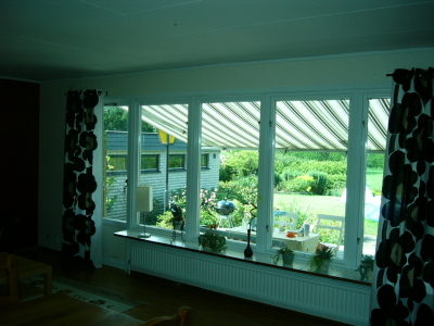 Nymålade fönster med nysydda gardiner!