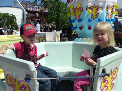 Ungarna åker karuseler på marknad