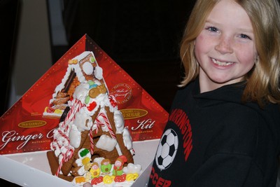 Carson och hennes gingerbread house!