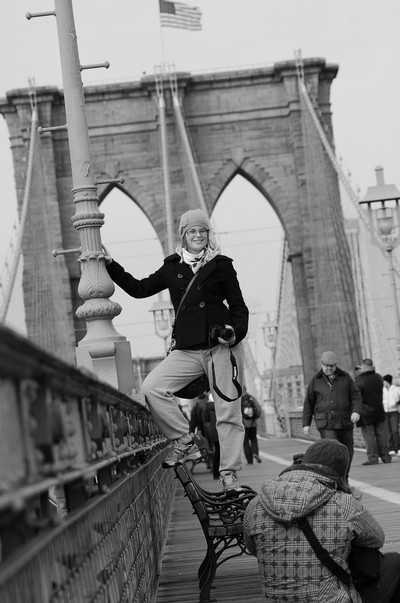 Matilda fotar Jenny på Brooklyn Bridge
