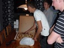 Joel skär den gigantiska pizzan
