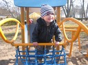 Rasmus klättar i lekparken!