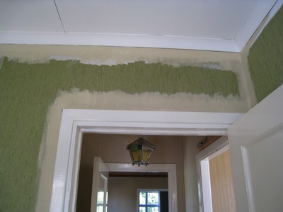 Till barnkammaren krävs lite kosmetika till väggarna. Vi målar över den fula gröna tapeten med en sandfärg samt slänger på vit färg i taket