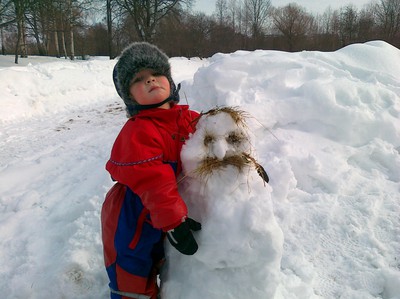Joel och vår snögubbe 2011