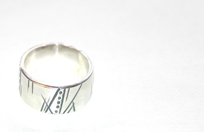Sedan typ tre år tillbaka silversmider jag en gång i veckan. Här är en ring jag har designat.
