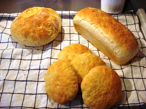 2 olika sorters av bröd. En med morot och en med timjan(avlånga brödet) i. den tredje är oxå morot.
