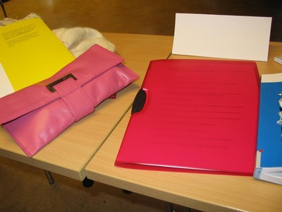 Den rosa till vänster är min fina nya väska, den hänger med till Stockholm.