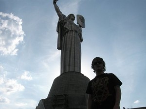 Den helt sjukt höga statyn som är rest till mina av då Ukraina fortfarande var under rysslands vingar. Grymmt ställe det där!