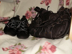 Svarta skor med silversnörning från SkoAugust och en grå axelväska från GeKås