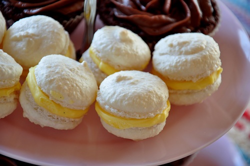 Macarons med passionsfruktfyllning och kladdkakemuffins med chokladfrosting