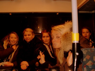 Matilda, Cissi, Emma, Sarah & Hanna på bussen in till stan. 