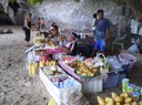 Här står dom och säljer mat på stranden :) Gött!