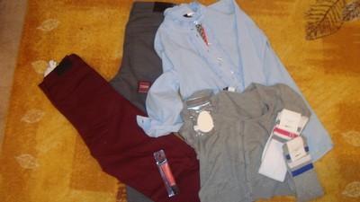 Två par jeans i färgerna mellangrå och vinröd för endast 75:-/par från Monki, en ljusblå skjorta för 74:-, en ljusgrå bolera med småknappar för 37:-, två knästrumpor vit/grå för 19:-/st, ett aprikos/rosa läggglans för 49.50:- och en foundationkudde för 19,50:- på H&M.  Ett par pärlörhängen för 99:- på Guldskytten. 