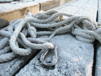 Det här är ett rep som låg på bryggan på mitt landställe i vinter.