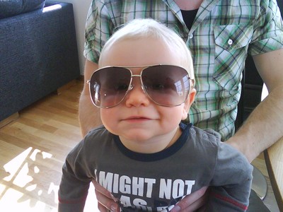 Hampus med morbror Jens solglasögon. 
